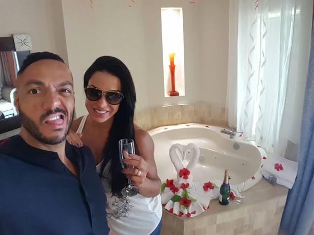 Belo e Gracyanne mostram hidromassagem e garrafa de champanhe em seu quarto (Foto: Divulgação)