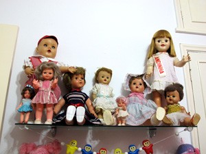 Algumas das bonecas foram fabricadas na década de 1940 (Foto: Mariane Rossi/G1)