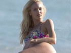 Candice Swanepoel sai mal em foto na praia