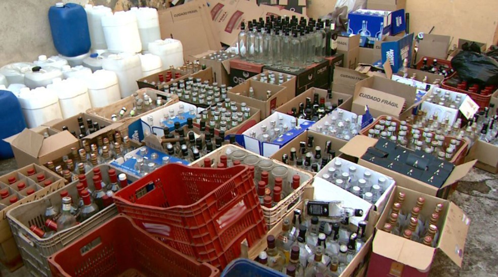 PM apreendeu bebidas sem procedência em casa apontada como laboratório de falsificação em Ribeirão Preto, Sp (Foto: Reprodução/EPTV)