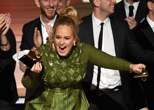 Adele com o troféu do Grammy quebrado (Foto: Getty Images)