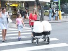 Mulher de Marcelo Serrado passeia com os gêmeos no Rio