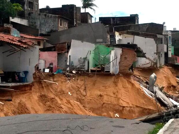 Casas prximas  cretera aberta na rua Guanabara podem desmoronar em Me Luza; Prefeitura de Natal pretende demolir residncias ameaadas (Foto: Camila Torres/Inter TV Cabugi)