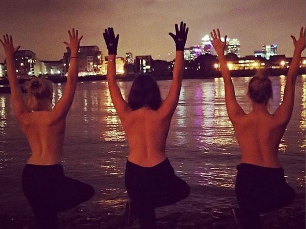 O trio em Londres, em frente ao Rio Tâmisa (Foto: Reprodução/Instagram/The Topless Tour)