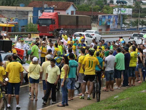 Manifestantes caminharam até a principal ponte da cidade de Ji-Paraná, RO, neste domingo (13). O ato realizado na cidade é contra a corrupção no país. (Foto: Pâmela Fernandes/G1)