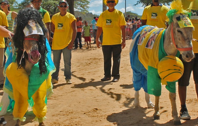 Neymar and Bruna Marquezine viewed inspiration parade of donkeys (Photo: Amanda Lima)