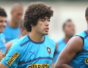 Revelação do Botafogo, Bruno Mendes se destacou também pela 'cabeleira' cheia (Foto: Ivo Gonzalez / Agencia O Globo)