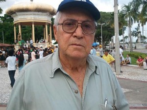 José Pereira protesta contra o descaso da saúde da segurança dos idosos (Foto: Marina Fontele/G1 )