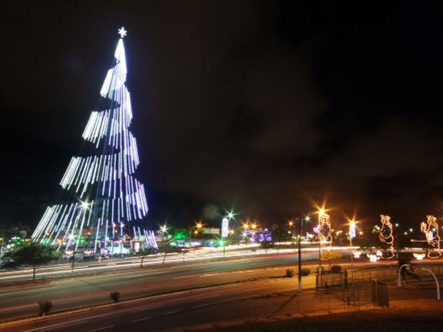 Árvore de Mirassol foi acesa durante solenidade na noite desta quarta em Natal (Foto: Canindé Soares)