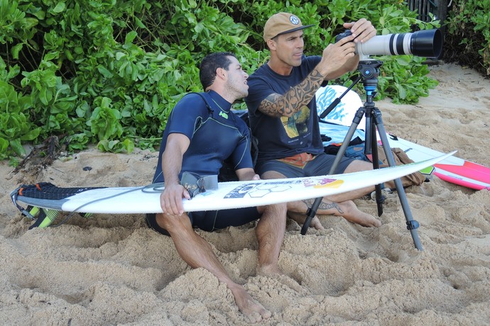 Adriano de Souza Mineirinho Leandro Dora técnico Pipeline surfe (Foto: David Abramvezt)