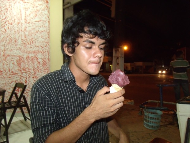 O estudante Dyepeson Martins, 21 anos, ficou curioso e provou sorvete de açaí com charque. (Foto: Abinoan Santiago/G1)