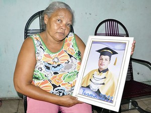 Mãe do rapaz que morreu na Arena Pantanal em Cuiabá (Foto: Kelly Martins/G1)