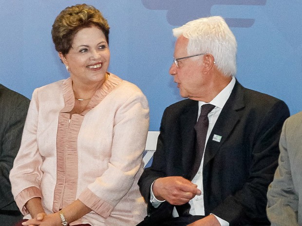 Dilma Rousseff e ministro Moreira Franco, durante assinatura do contrato de concessão de Confins, na Grande BH (Foto: Roberto Strucker Filho/Presidência da República)