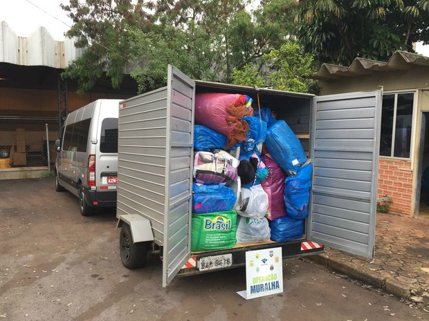 Van onde estava passageira com medicamentos proibidos tinha um carreta acoplada cheia de produtos contrabandeados (Foto: Receita Federal / Divulgação)