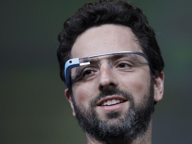 Sergey Brin, cofundador do Google, apresentou o Google Glass, óculos de realidade aumentada da empresa que será vendido para visitantes do Google I/O por US$ 1,5 mil (Foto: Paul Sakuma/AP)