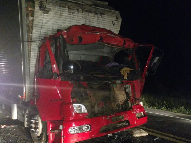 Veículo bateu na traseira de outro caminhão (Foto: Corpo de Bombeiros/ Divulgação)