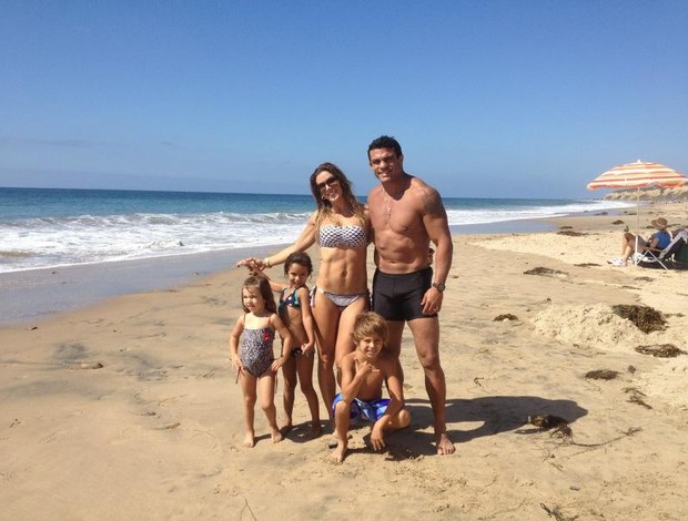 Vitor Belfort ao lado esposa Joana Prado e dos filhos em praia dos EUA (Foto: Reprodução / Twitter)