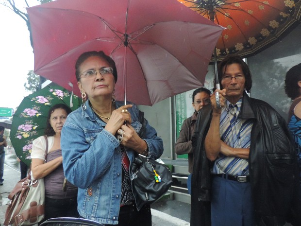 Maria de Lima estava há 40 minutos na parada. (Foto: Katherine Coutinho/G1)