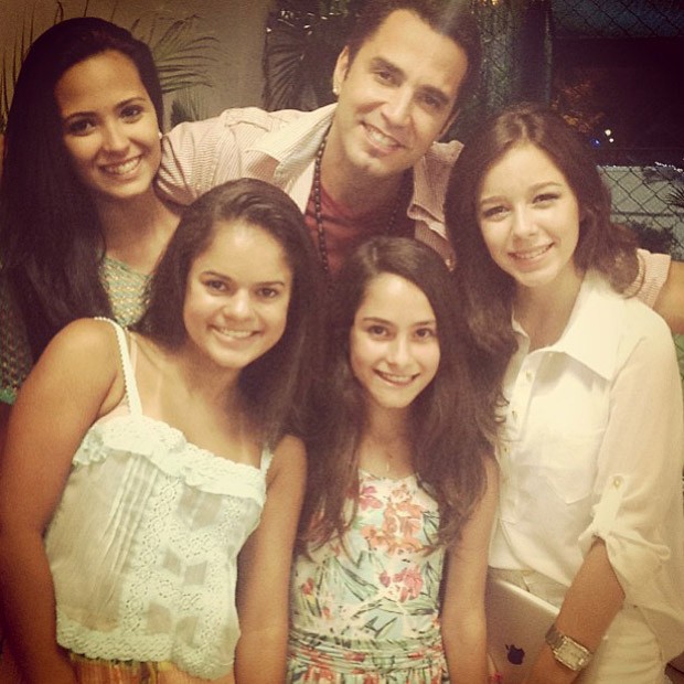 Latino com as filhas (Foto: Instagram / Reprodução)