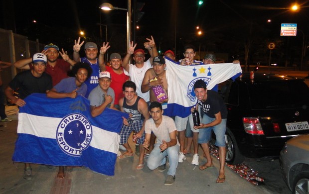 Torcedores do Cruzeiro fazem festa na fila para comprar ingresso (Foto: Maurício Paulucci / Globoesporte.com)