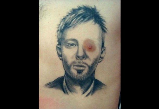 "Olha, mãe, fiz uma tatuagem do Thom Yorke, do Radiohead, usando meu mamilo no lugar de um olho dele." (Foto: Reddit)