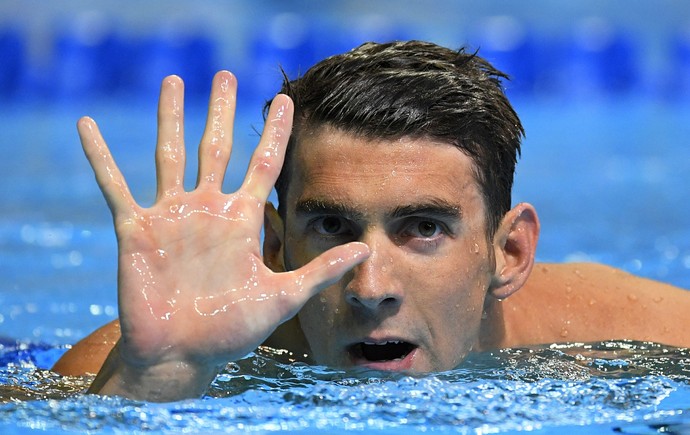 Michael Phelps comemora a classificação para a quinta olimpíada (Foto: AP)