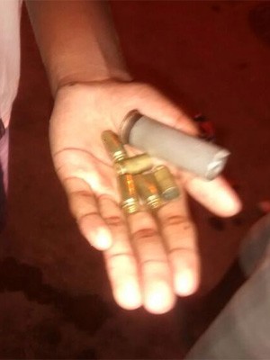Moradores do Morro da Congonha encontraram cápsulas de balas na comunidade (Foto: Mariucha Machado/G1)