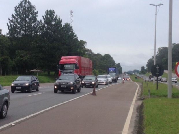 Movimento é intenso na BR-376 desde a manhã deste domingo (Foto: Cristina Graeml/ RPC TV)