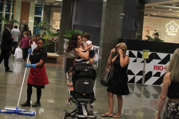 Juliana Paes com a mãe e os filhos (Foto: Delson Silva/Agnews)