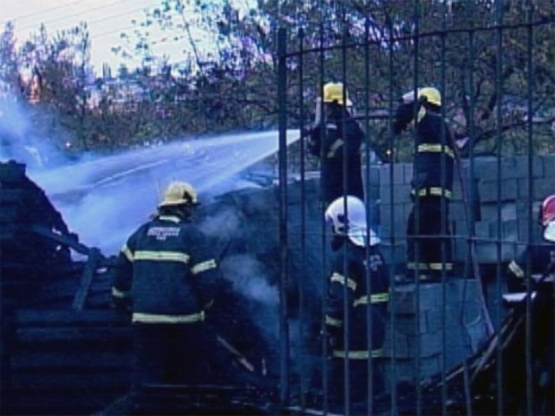 Pelo menos 13 bombeiros trabalharam no combate às chamas (Foto: Reprodução/TV Integração) Pelo menos 13 bombeiros trabalharam no combate às chamas (Foto: Reprodução/TV Integração)