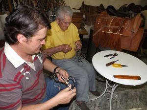Aparecido e o filho Laudo trabalham com o couro (Foto: Ana Carolina Levorato/G1)