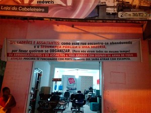 Placa foi colocada por empresário após onda de assaltos em Santo Antônio de Jesus (Foto: Bruna Gois/Site Voz da Bahia)