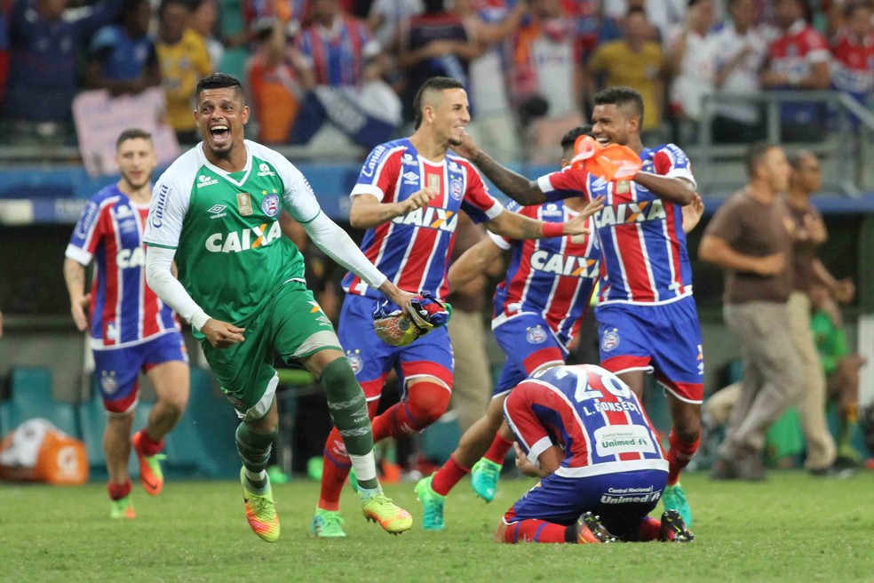 No apito final, jogadores do Bahia explodiram de alegria dentro de campo (Foto: Marlon Costa / Pernambuco Press)
