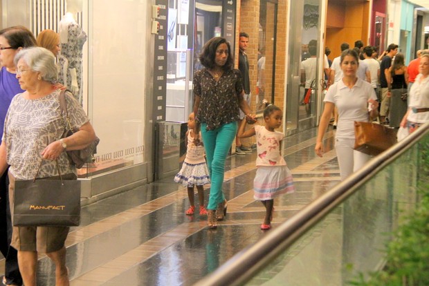 Glória Maria com as filhas em shopping (Foto: Daniel Delmiro/AgNews)