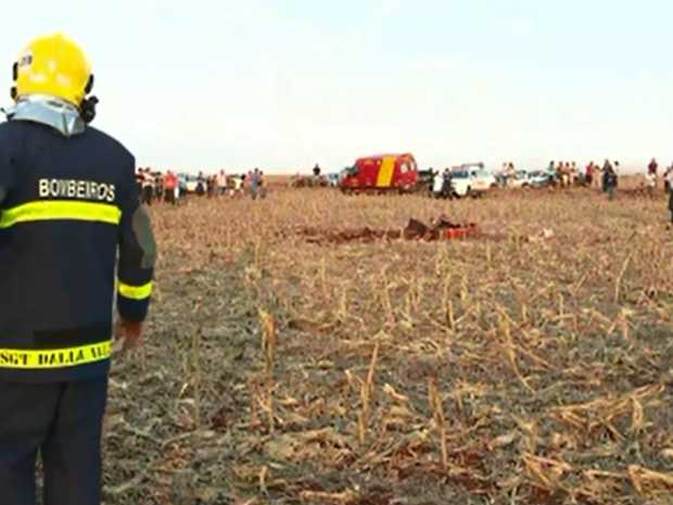 Resultado de imagem para Vídeo registra momento em que avião 'cai de bico' e entra no solo no Paraná