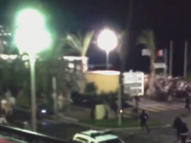 Vídeo mostra caminhão um caminhão que parece ser o usado no atropelamento em Nice acelerando em direção às pessoas (Foto: Reprodução/Twitter/politicalbeauty)