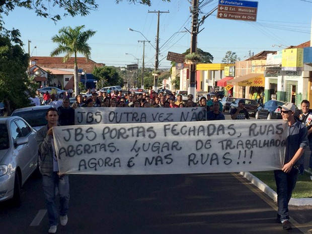 Trabalhadores se uniram em protesto contra o fechamento do frigorífico (Foto: Murilo Zara/TV Fronteira)