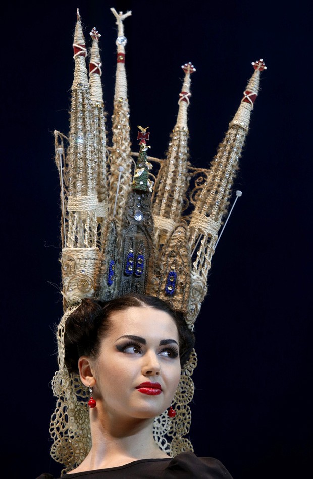 Mulher exibe penteado que lembra a catedral Sagrada Família (Foto: Alexander Demianchuk/Reuters)