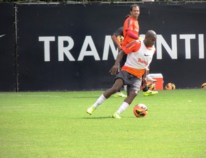 Willians no treino do Inter (Foto: Tomás Hammes/GLOBOESPORTE.COM)