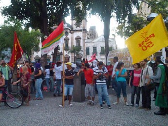 Grupo protesta contra gastos da Copa do Mundo na Praça do Diário (Foto: Jaelson Abreu/TV Globo)