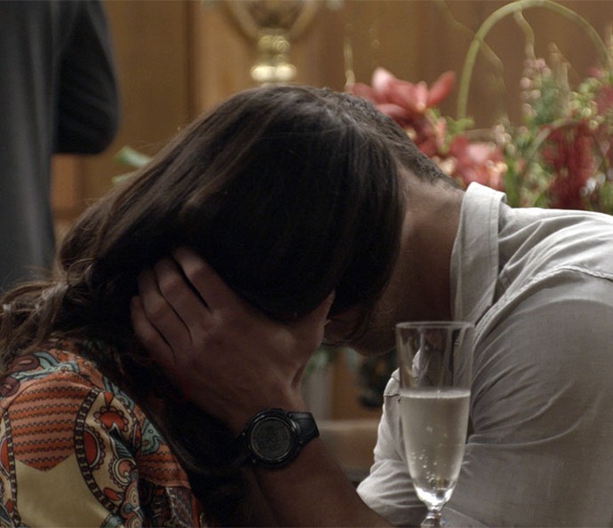 Carmela e Adônis acabam se beijando (Foto: TV Globo) Carmela e Adônis acabam se beijando (Foto: TV Globo)