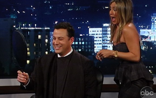 Jennifer Aniston corta o cabelo de Jimmy Kimmel na TV (Foto: ABC)