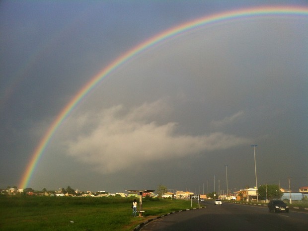 arco iris em são pedro da aldeia (Foto: Heitor Moreira/G1)