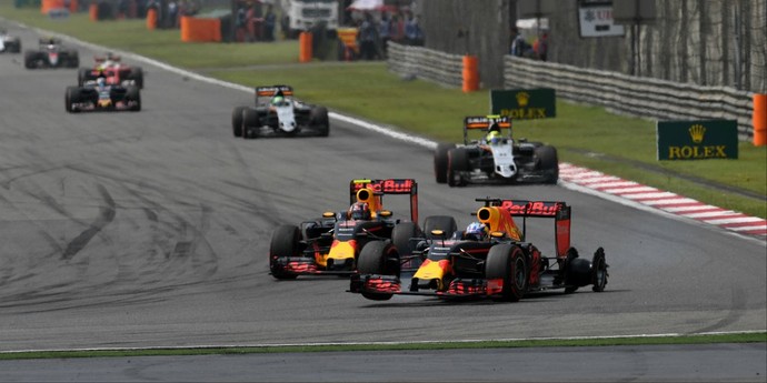 Daniel Ricciardo furou o pneu quando liderava GP da China (Foto: Divulgação )