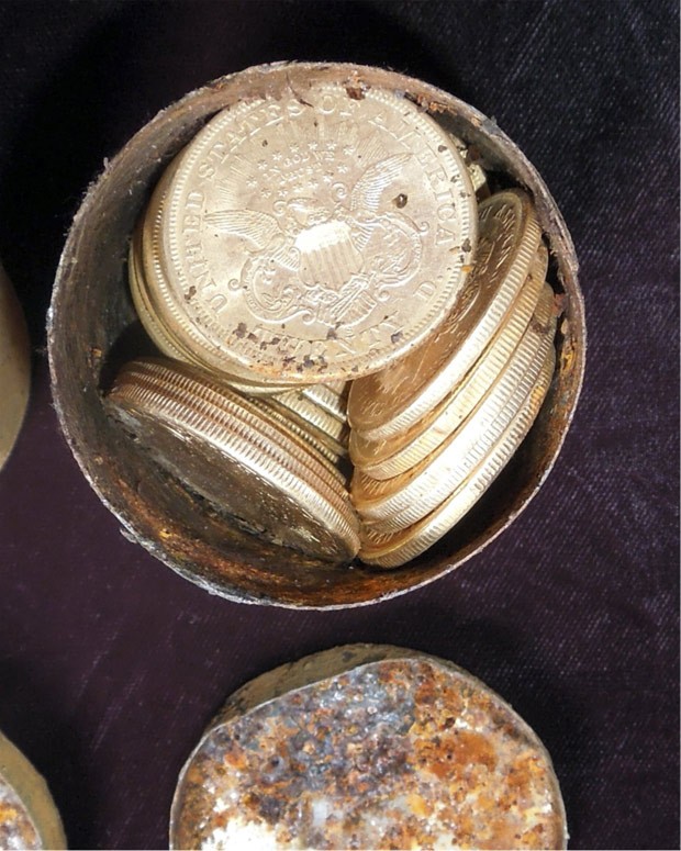 Umagem mostra algumas das moedas descobertas por casal na Califórnia  (Foto: AP Photo/Saddle Ridge Hoard discoverers via Kagin's, Inc)