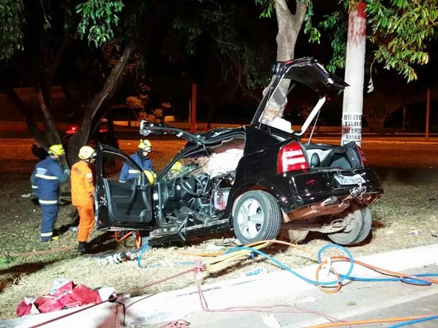 G1 Motorista Morre Após Bater Carro Em árvore No Df Três Ficam