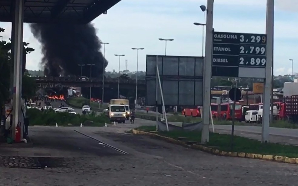 RECIFE: Protesto interdita a BR-101 Sul, na altura do bairro de Jardim São Paulo (Foto: Reprodução/WhatsApp)