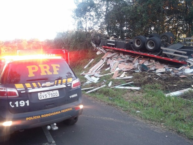 Caminhão ficou destruído (Foto: PRF/Divulgação)