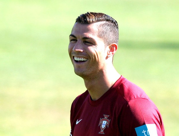 Cristiano Ronaldo corte de cabelo treino Portugal (Foto: Splash News)
