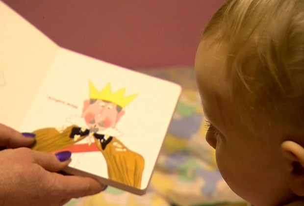Crianças chegam na hora do jantar, são preparadas para dormir e ouve histórias lidas pelos funcionários (Foto: BBC)